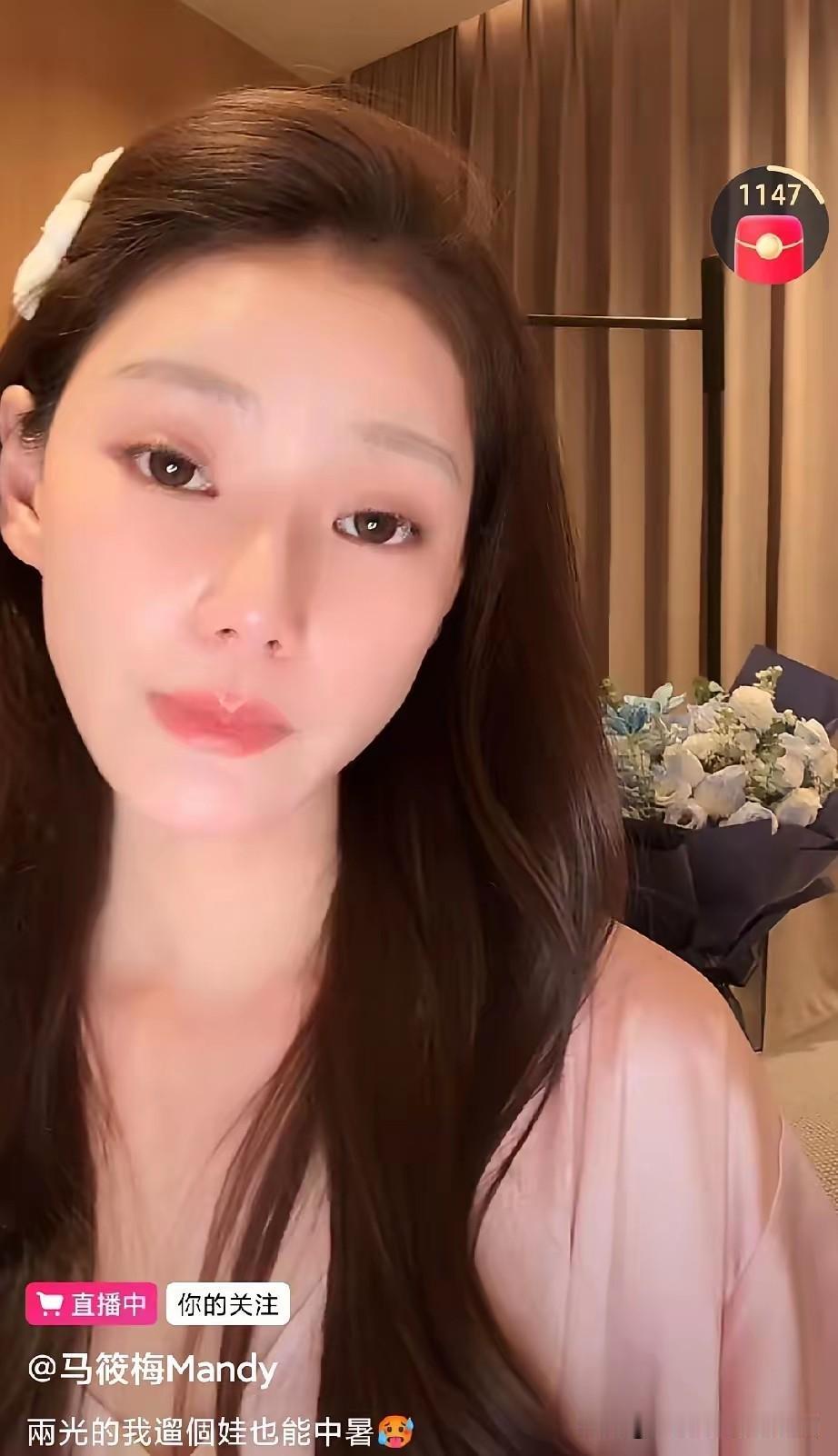 好家伙筱梅是真能硬扛啊😂本来要跟着小汪总跟朋友聚餐，半路差点热中暑，身子刚缓