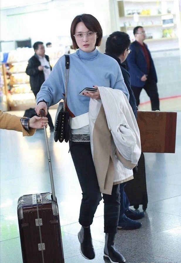 天呐！这居然是蒋勤勤？差点没认出来～珠圆玉润的富态感太绝了，这种温润的美谁看了不