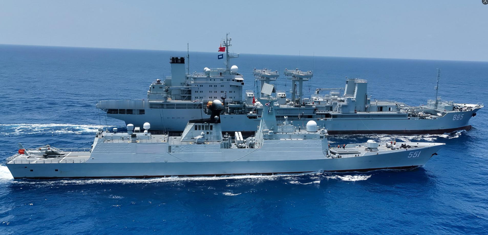 我军青海湖号补给舰给改进型054A护卫舰补给，这船还没退，挺意外。青海湖号原为苏