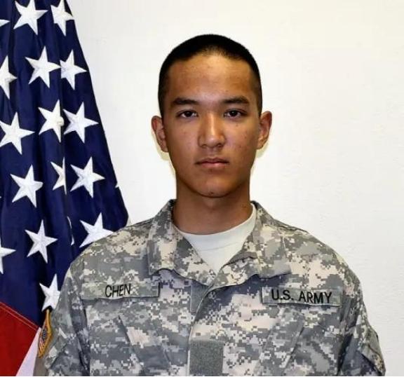 2011年，19岁的美国华裔男孩不顾家里反对，执意加入美军，却因洗澡忘关热水炉，