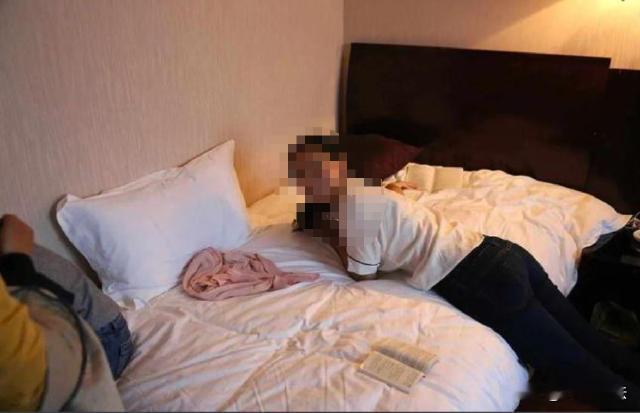 吉林长春，一男子跟女友喝酒，有些醉了竟然让女友把她的前男友喊过来。男子经过一番劝