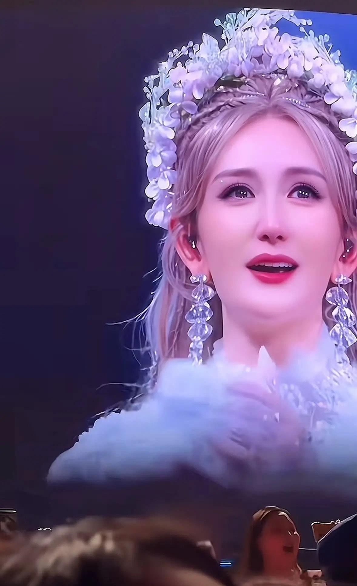 谢娜人生第一场演唱会落幕了！为什么质疑声消失了？原因很简单说白了，成年人的世界，
