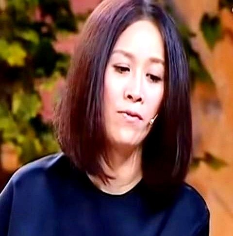 毛阿敏一句话，撕开了那英在圈里混了几十年的“遮羞布”。都以为那英脾气大、口无遮拦，能混到今天全是靠运
