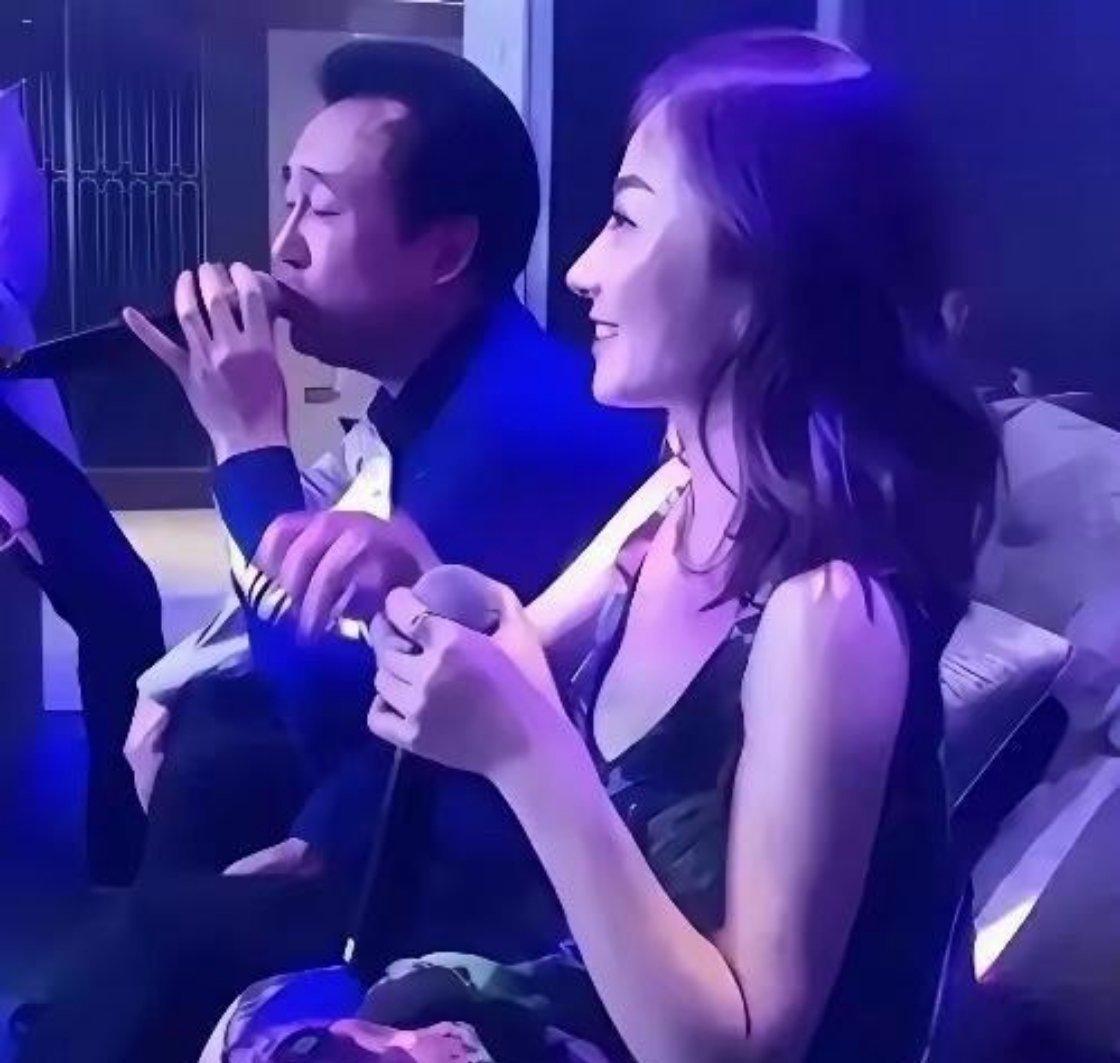 当年许家印胳膊一揽，把国际巨星成龙带身边。就像带着自家小弟，这就是资本的排面。那时候恒大有钱有势，多