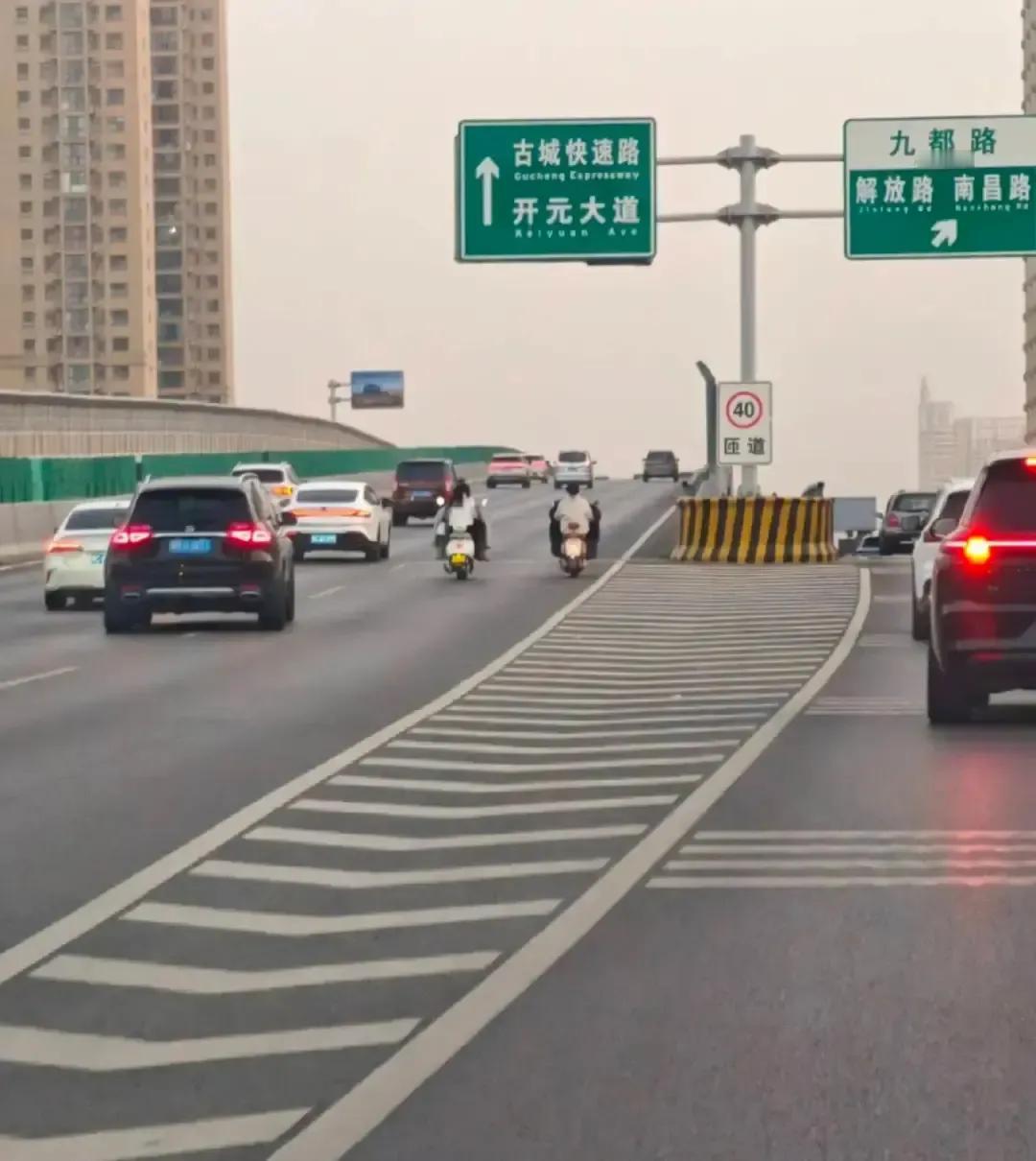 洛阳王城大道高架桥最近被两轮三轮电动车当成自家客厅。我下班路过王城桥，亲眼见一