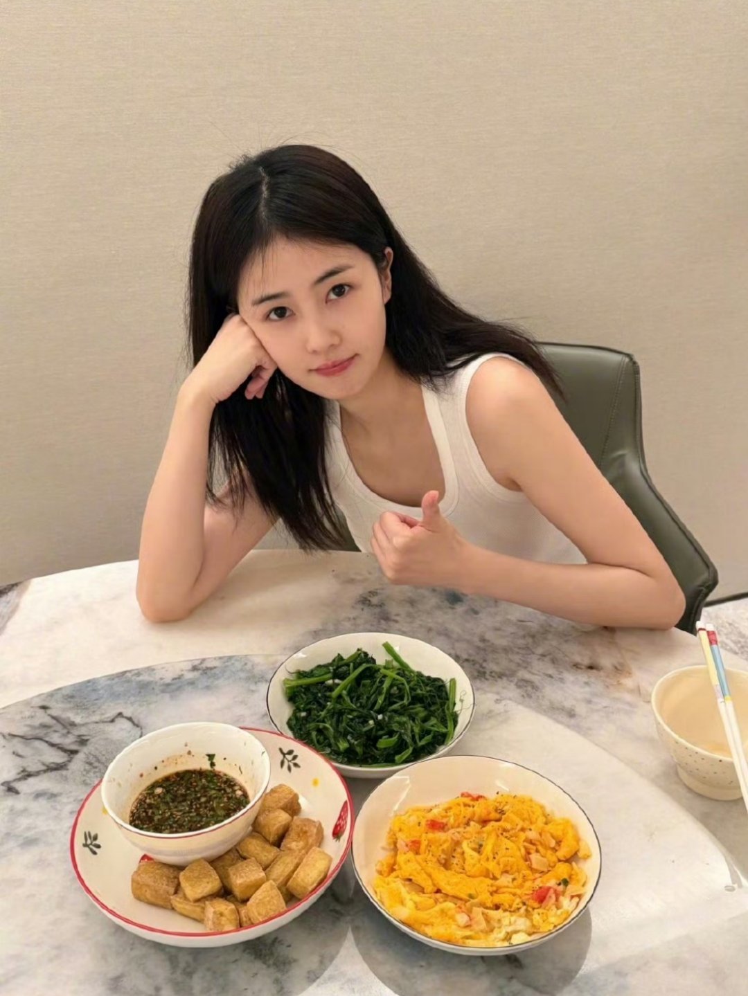 白鹿给助理呵呵做饭娱乐圈双璧之一的白鹿姐姐继续开启自己的“食神”道路。其助理呵
