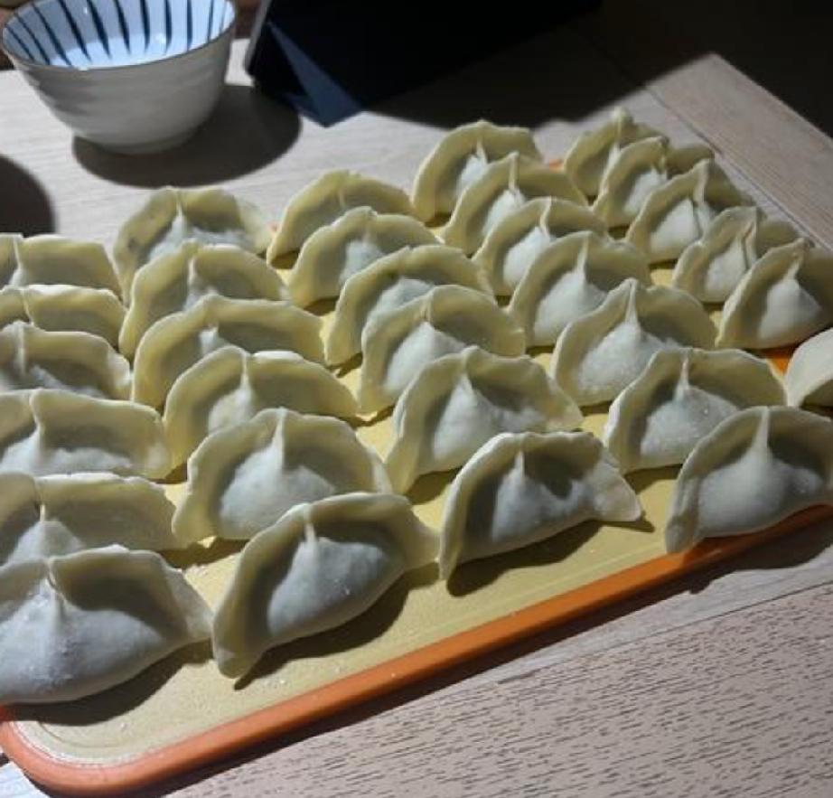 有一件事我一直搞不明白。每次我在家里做韭菜鸡蛋饺子，或韭菜大肉饺子，弄好馅料后