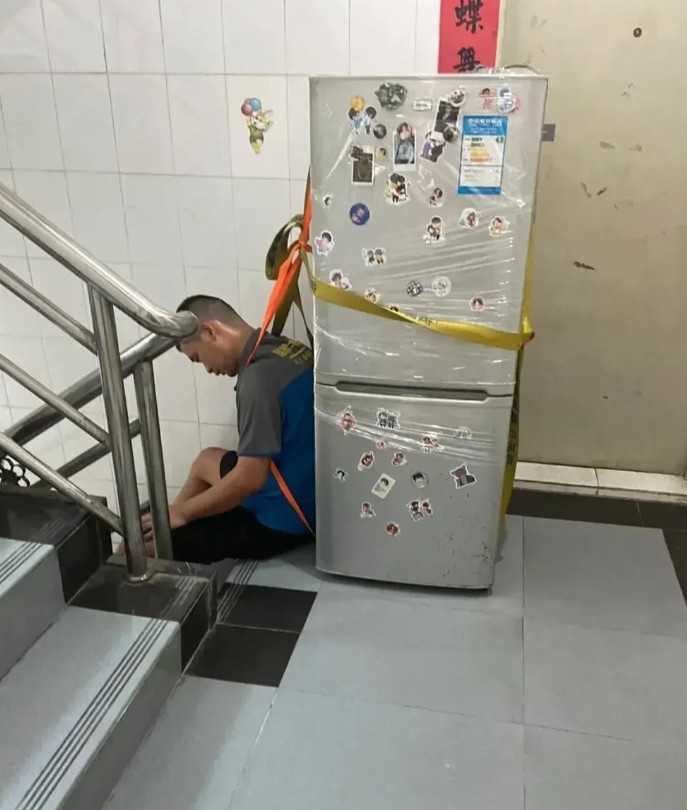 上周邻居搬家，拍着双开门冰箱说“送你了”。我老公汗流浃背从5楼搬到1楼，还特意买