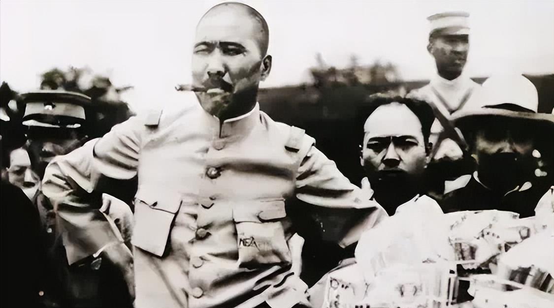 张宗昌准备处决一个逃兵，写手令时“毙”字不会写，就想改成打200军棍，可棍字也不
