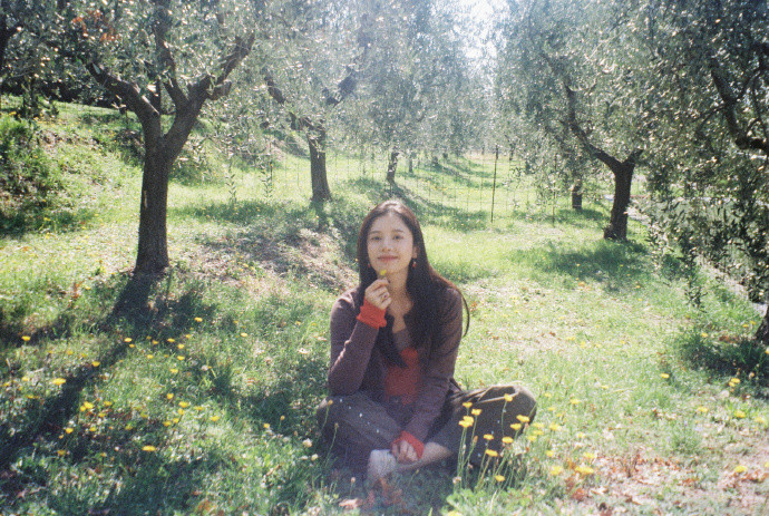 小草小花还有席地而坐的张婧仪，这画面太美好了~请张婧仪多拍胶片ccd！