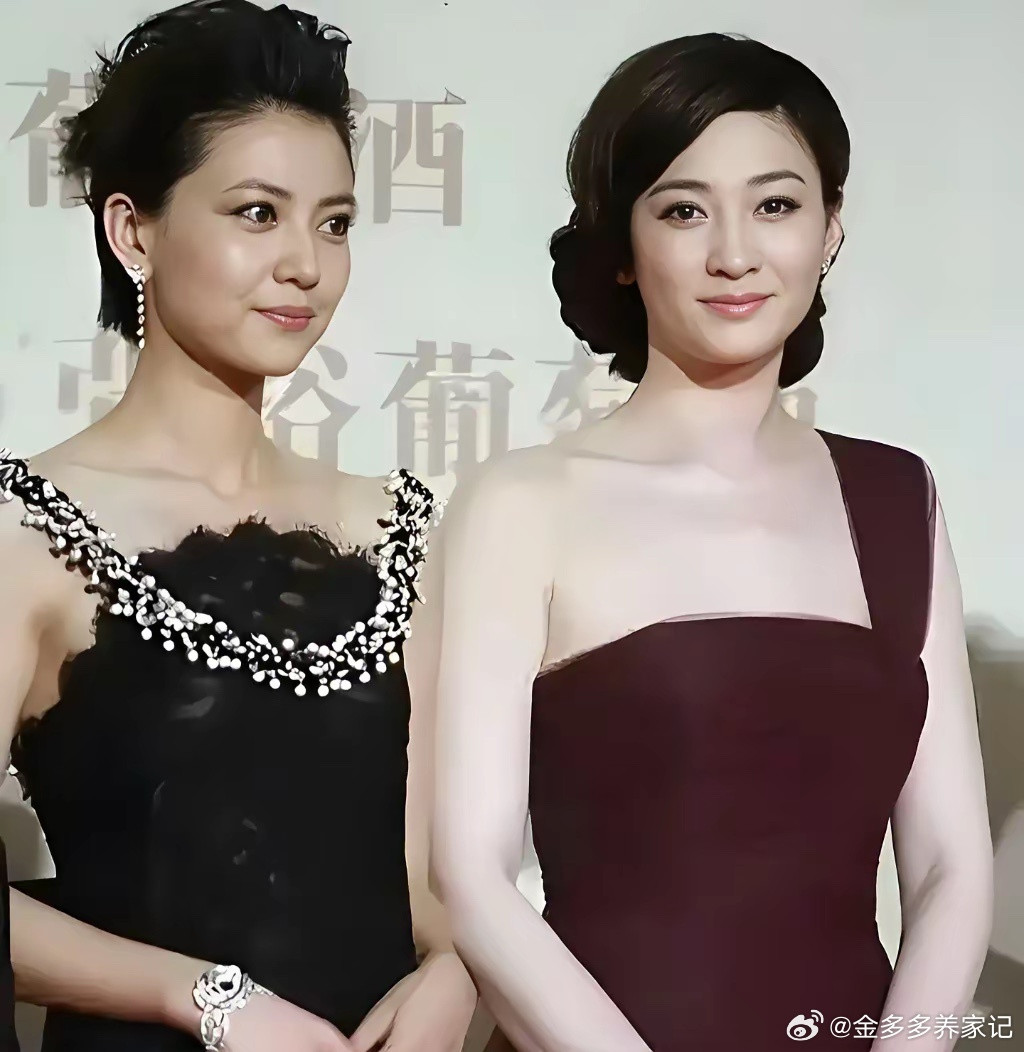 李小冉应该属于现实中，那种一眼万年的超级大美女，个高，胸大，皮肤特别白皙，合照一