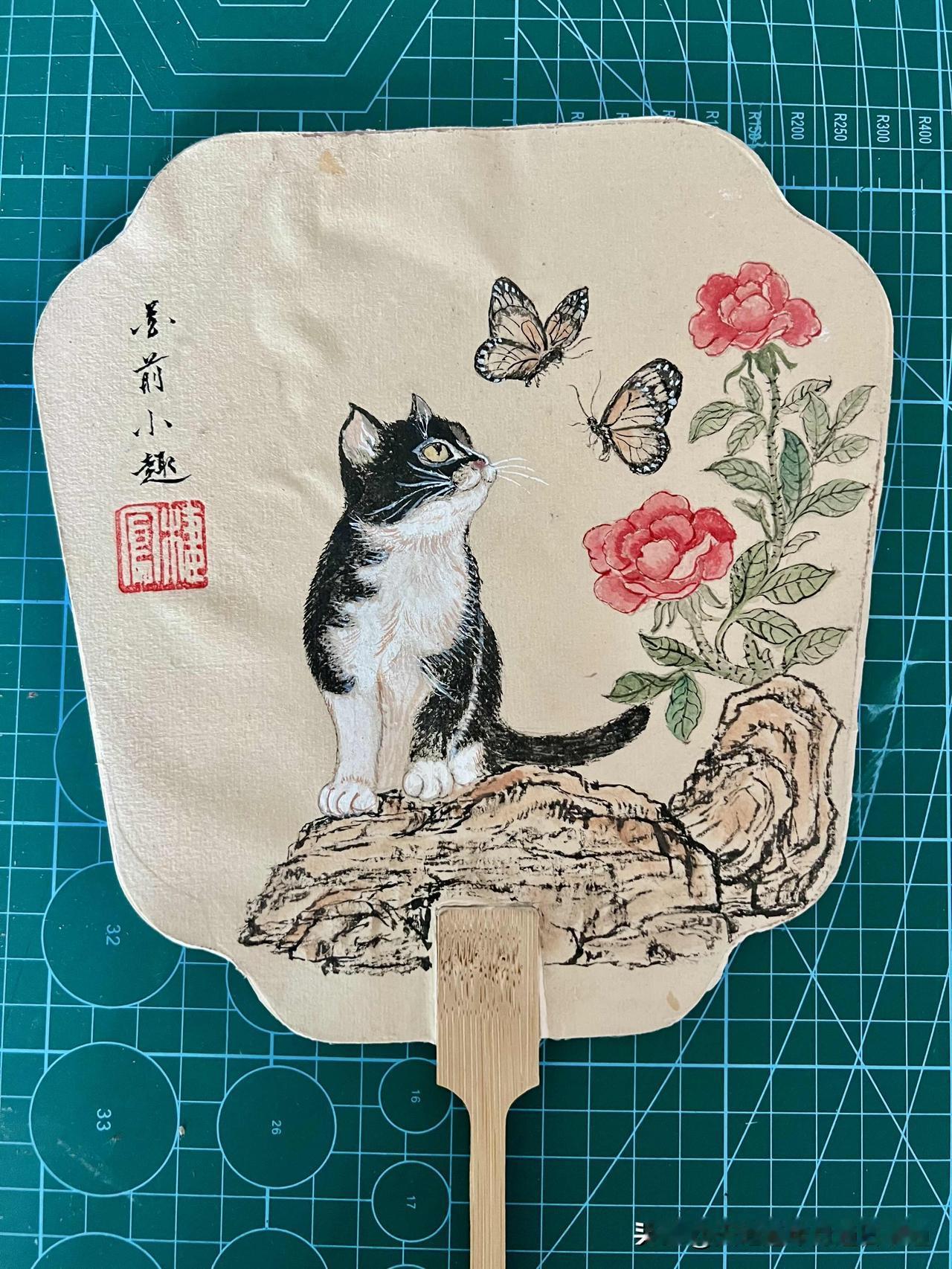 手绘猫儿戏蝶团扇手绘宠物猫手绘猫图案手绘团扇