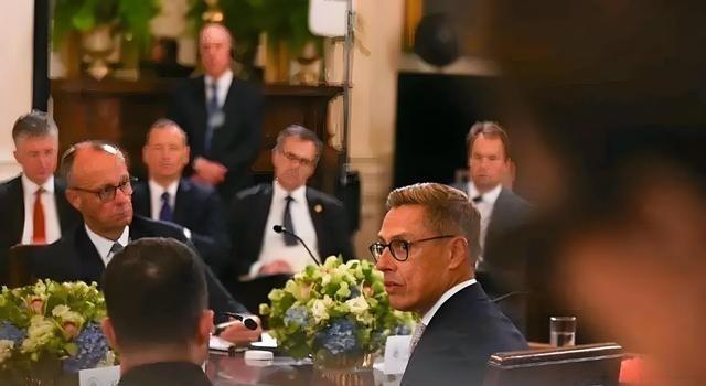 芬兰自取其辱，处境太惨了。芬兰原本日子过得挺滋润，靠着和邻居俄罗斯的生意赚了不