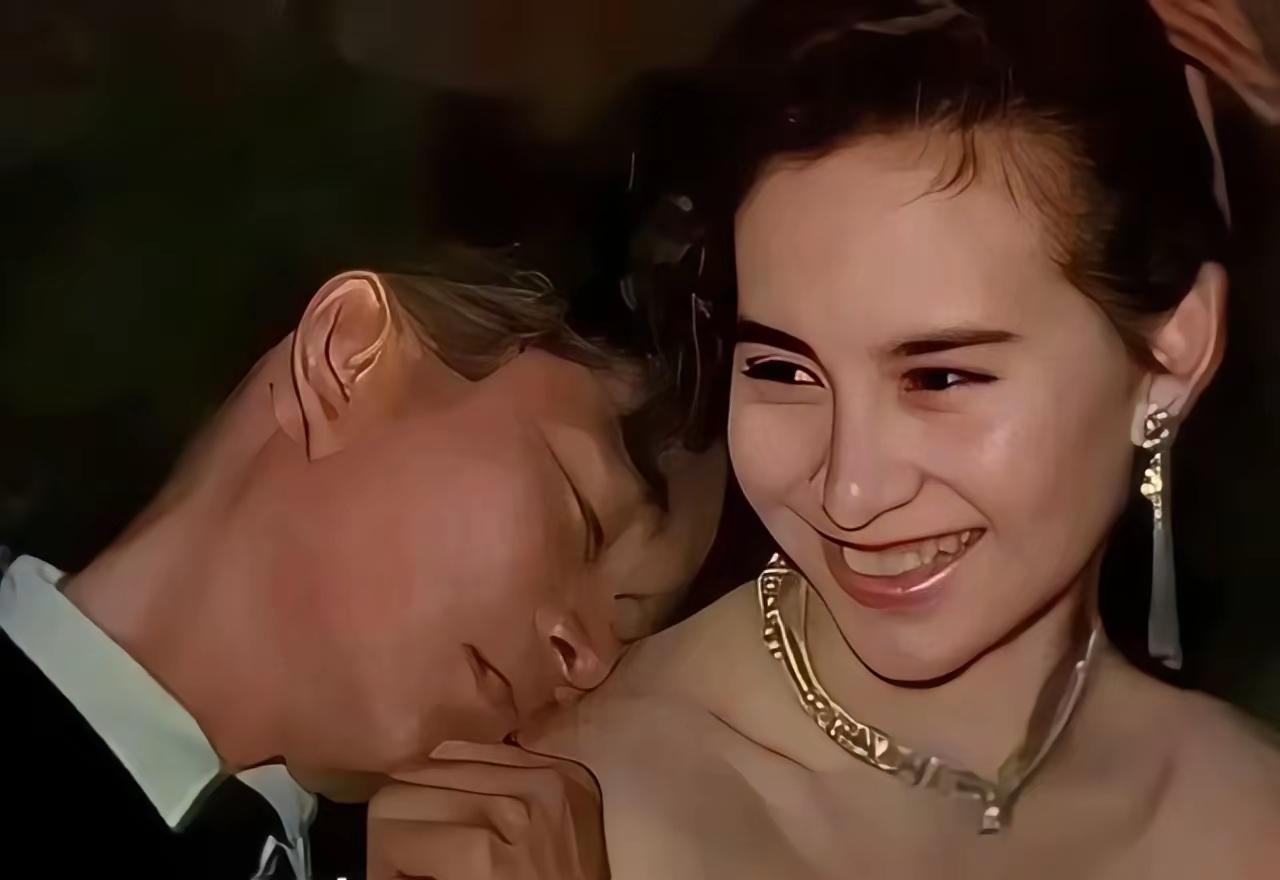 他送她出嫁，她送他入土：何超琼与陈百强的几张合照，从送嫁到送终，道尽多少意难平？