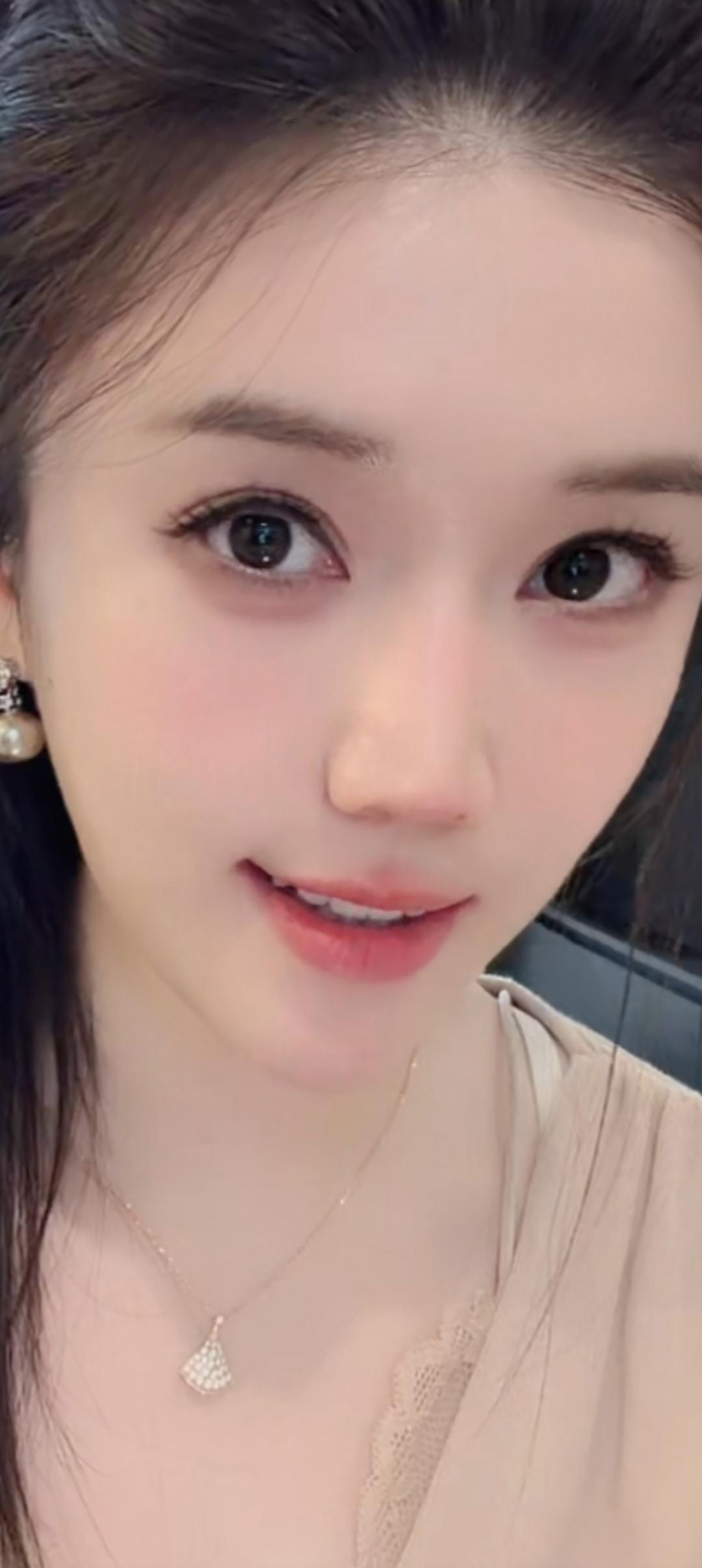 这位小姐姐微笑得很迷人！