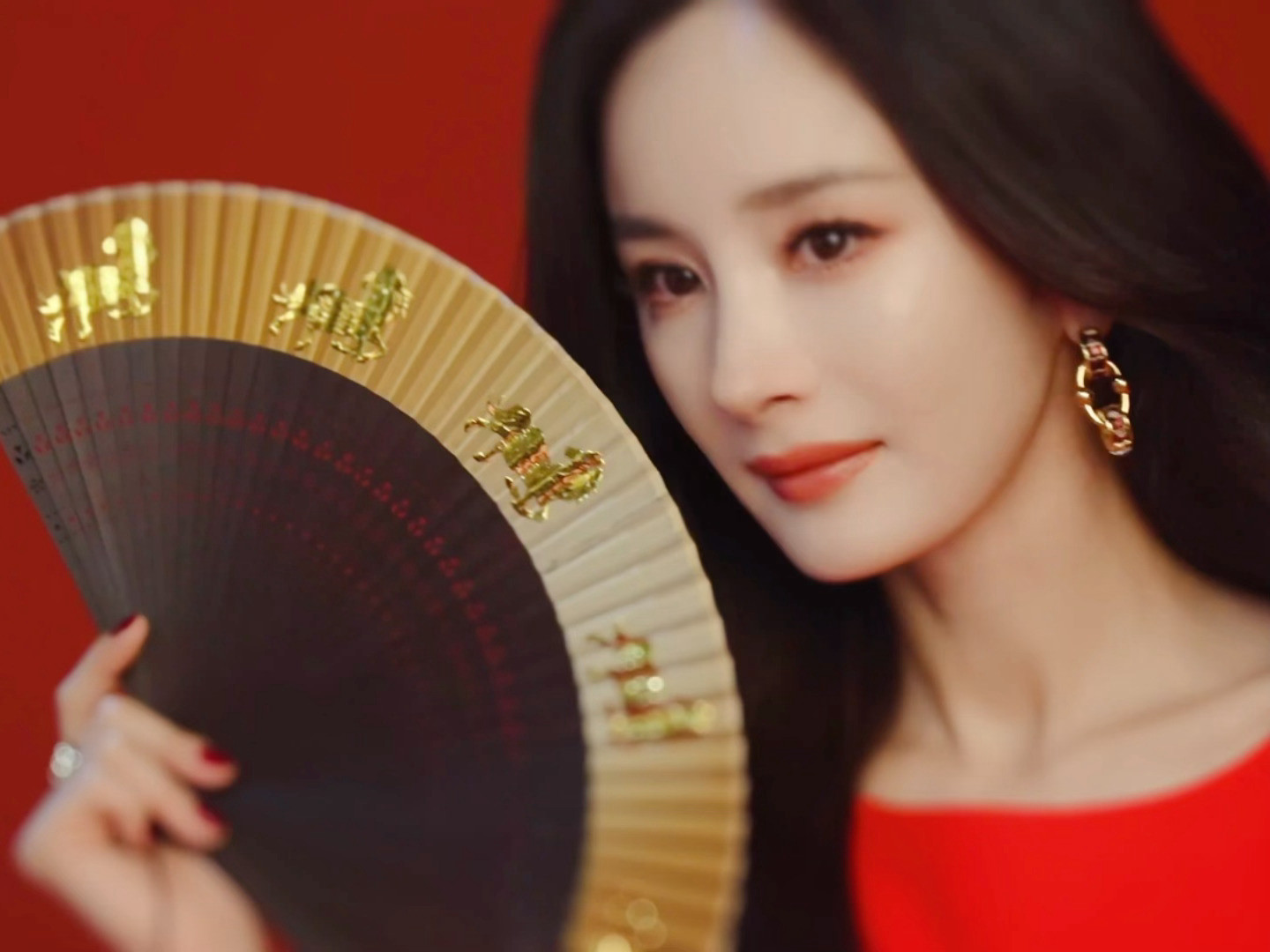 杨幂红裙摇金扇🪭