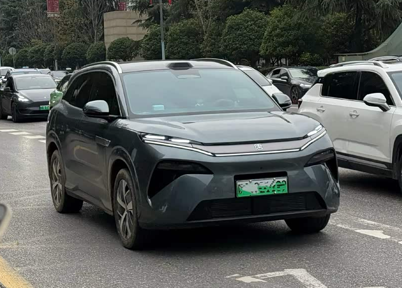 对比唐L大唐的前脸舒展很多一下就大大方方有气场了，唐L的前脸有点紧凑