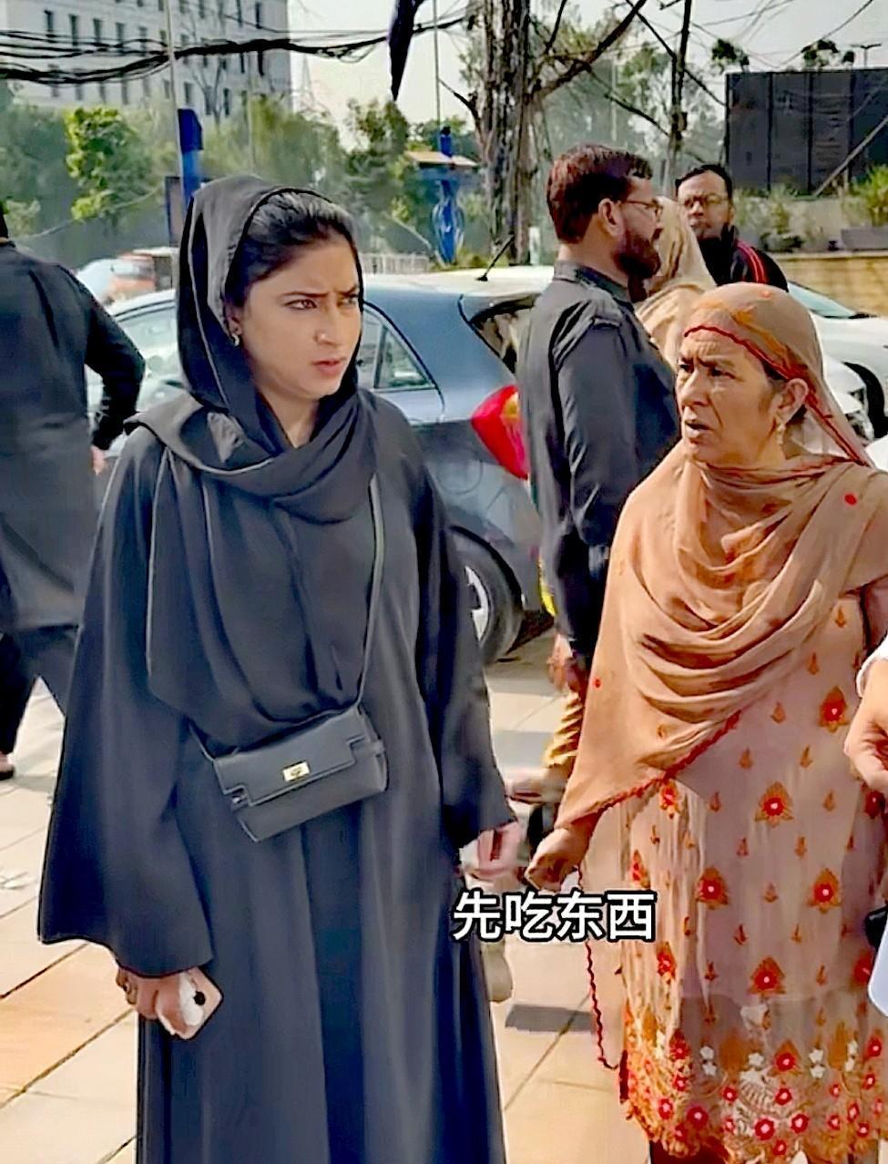 就在刚刚。巴基斯坦网红“皮衣哥”突然宣布了。当天晚上的直播里，他把话