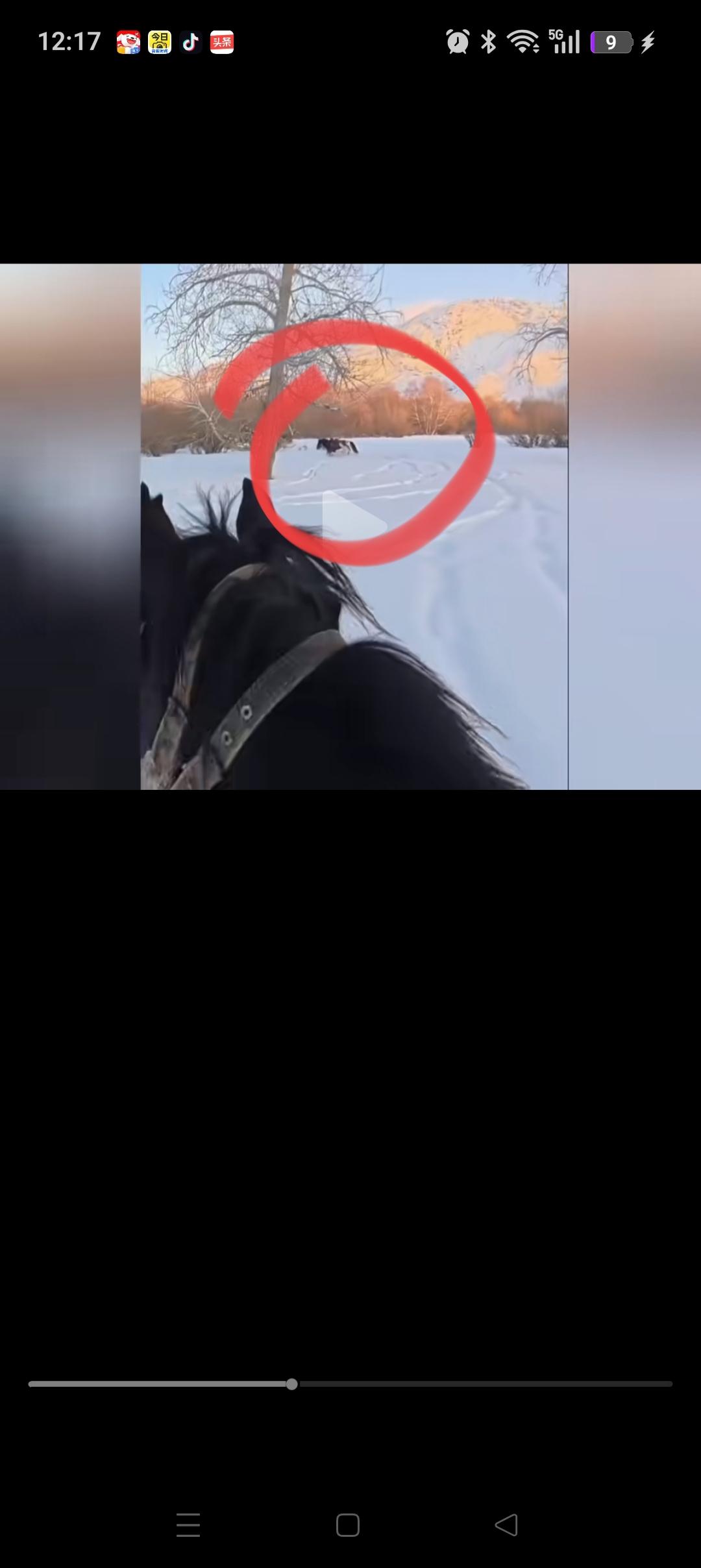 太可惜了！她从马上掉下来时，一只脚正好挂在了马镫上，导致被马拖着跑了一段距离。看