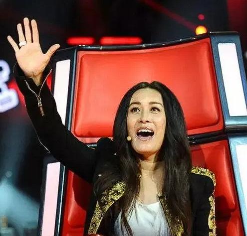 2004年，那英花了4000万在北京开了一家酒吧，结果有一天遇到一个开着豪车来喝