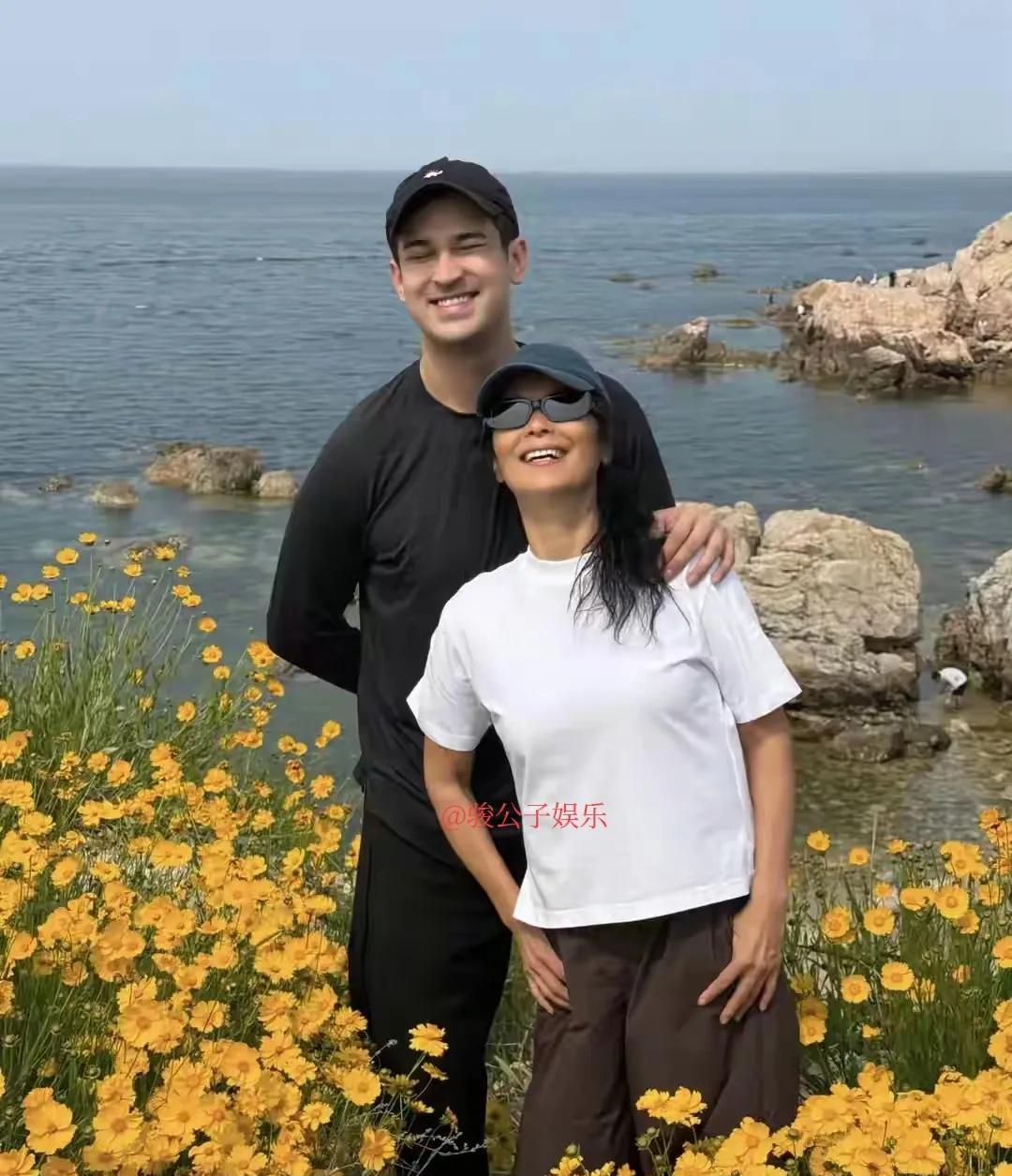 韦唯带着小儿子韦紫湦前往新疆旅游，一路心情飞扬。27岁的韦紫湦身高1.9米，拥有