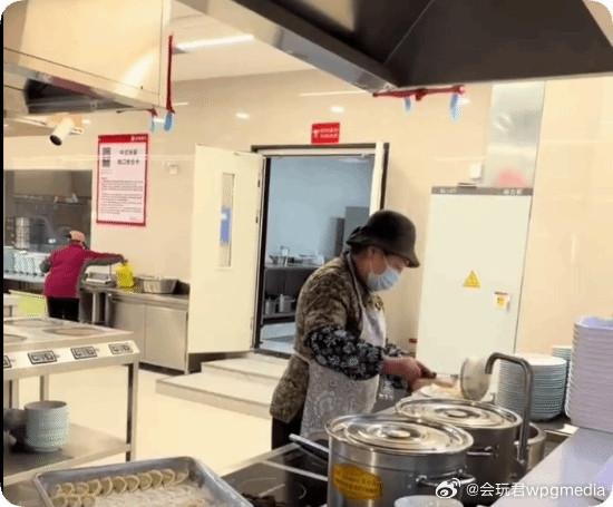 刘强东母亲在京东食堂煮饺子:每天都来近日有网友在社交平台分享视频，称在京东宿迁食
