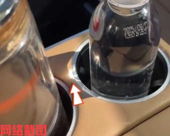 四川有男子坐在车内等接朋友。可没有想到自己突然闻到一股糊味，这让男子吃惊连忙