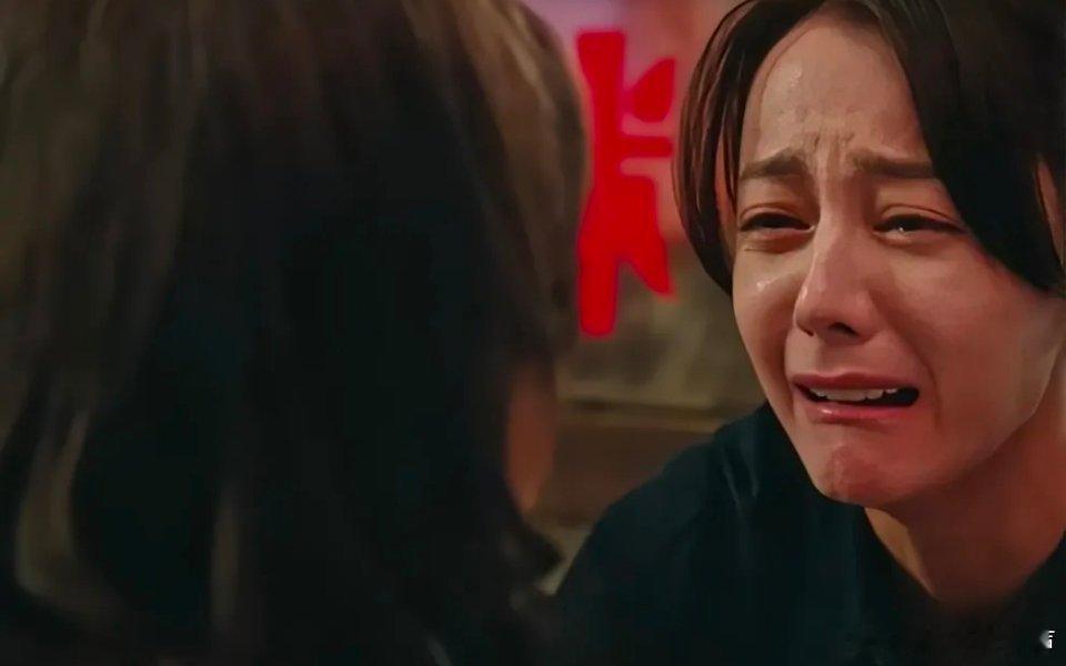《利剑·玫瑰》：热巴哭戏，演绎至深的无奈与心疼在刑侦大剧《利剑·玫瑰》中，有这