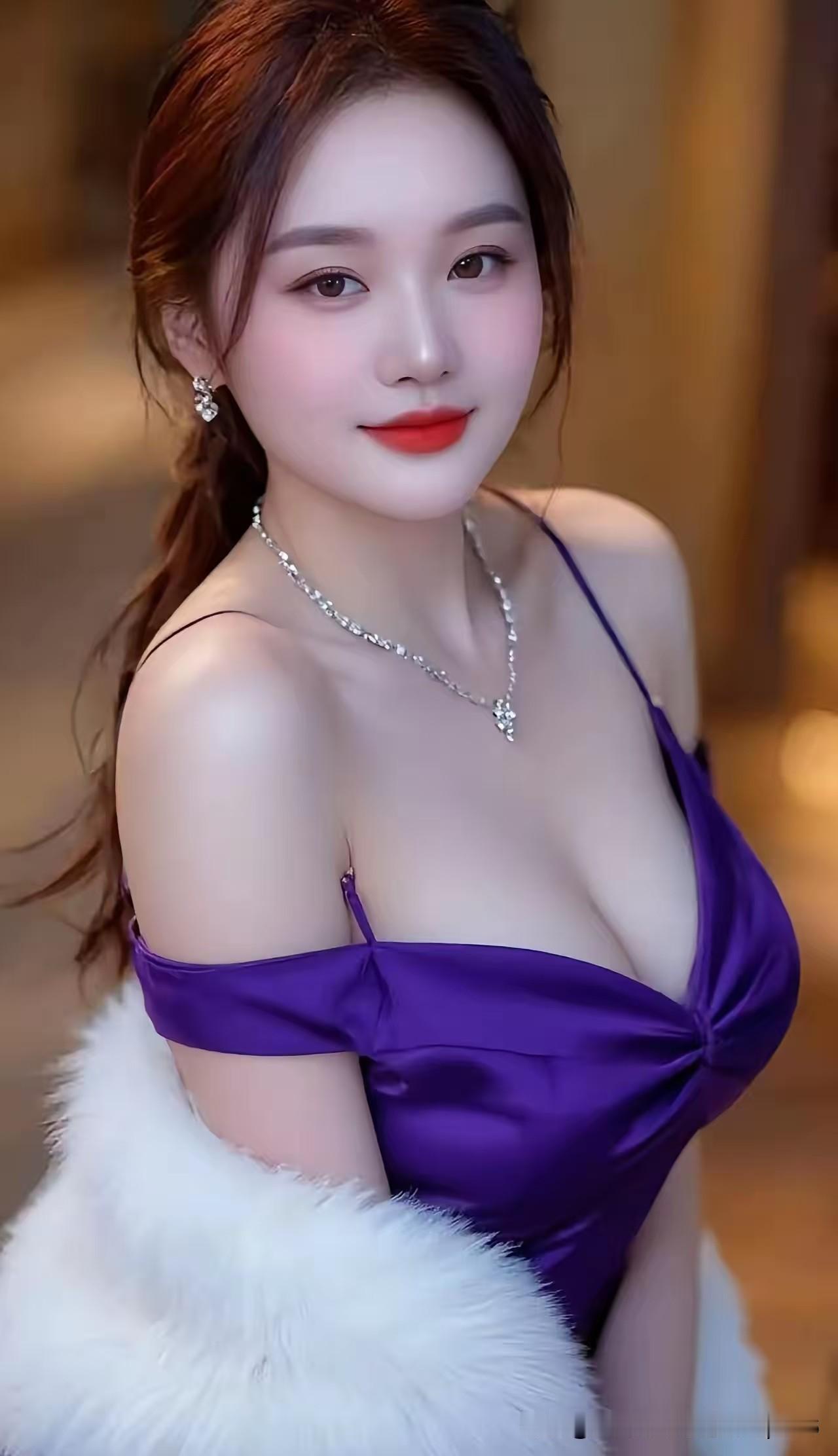 上联：和风缕缕舒眉眼上联写和风缕缕，让人眉眼舒展、心情舒畅；下联岁月悠悠保安