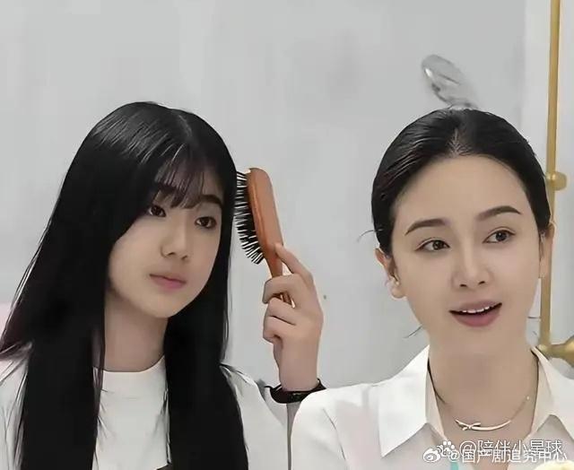 左小青的女儿，眉毛也太浓了