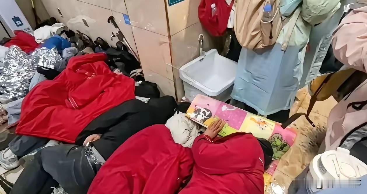 这泰山的厕所是非睡不可吗这就是大家所追求的氛围感吗看到五一假期去泰山旅游的