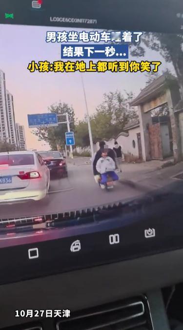 “太尴尬了!”10月27日,天津,一男孩坐在电动车后座睡着了,他两眼紧闭嘴巴微张