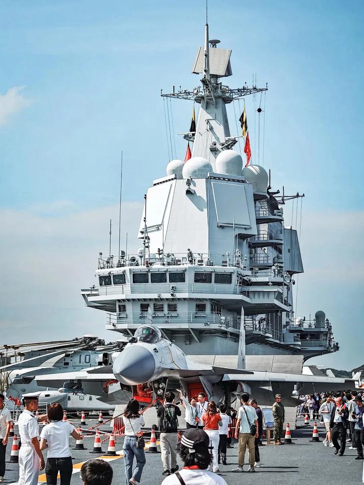 香港摄影师htwyay拍摄山东舰因为最终出图环境太过整洁，被网友追问工作人员每隔