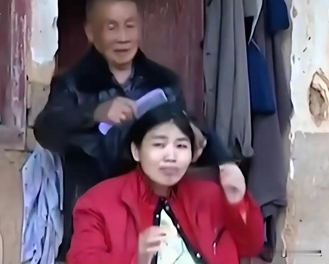 湖南63岁老光棍，捡到一名16岁患有精神疾病的流浪女当妻子。几年后女子为他生下1