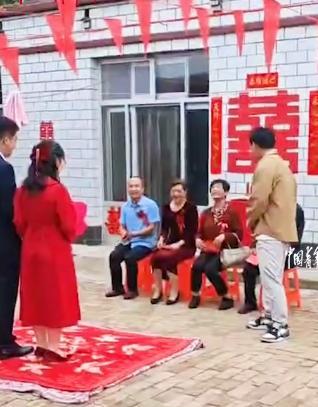 “这个新娘火了！”河北，两名博士举办的婚礼上了热搜，不是因为婚礼有多豪华，而是寒