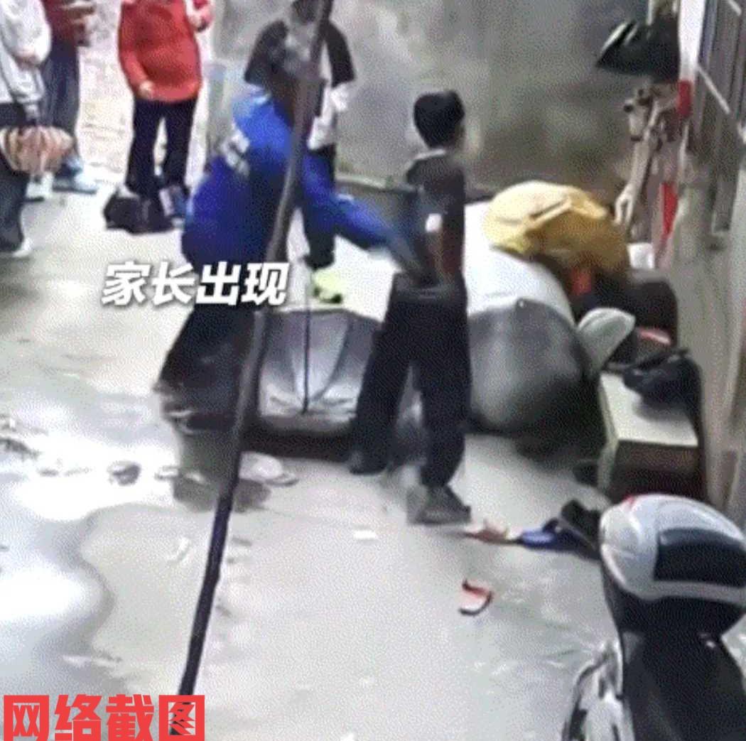 广西有小男孩与几位同学闹矛盾。本来没有多大的事，但这些同学还是不依不饶，一路