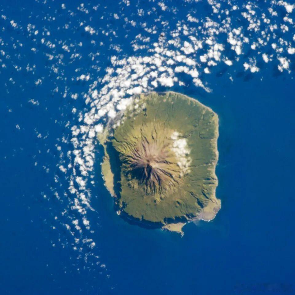 世界上最孤独的有人居住（约220人）的火山岛距离最近的有人居住陆地1500英里一