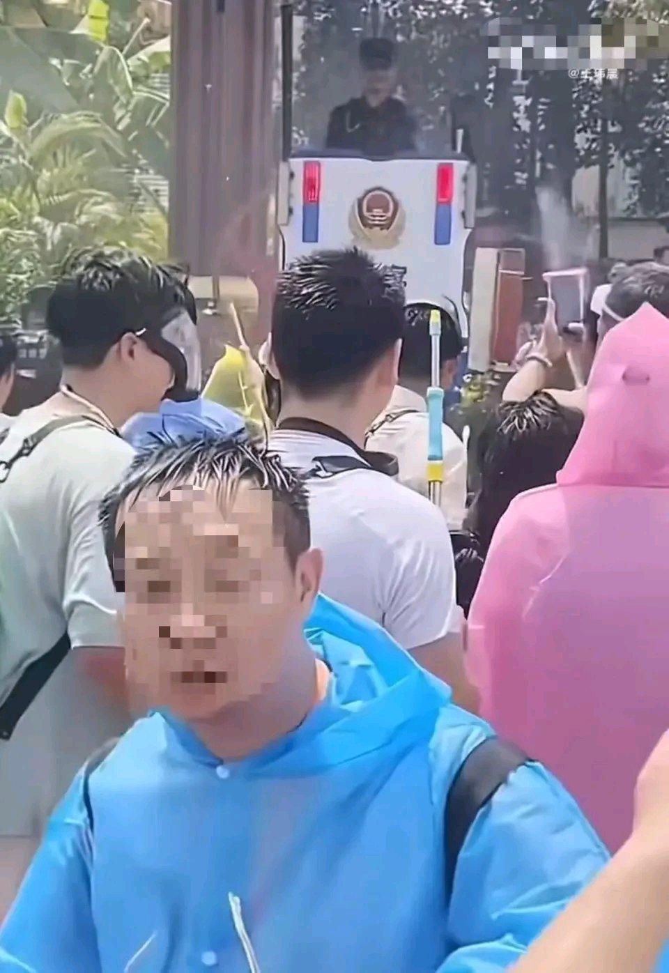 云南西双版纳泼水节本是欢乐的节日，却出了这么个闹心事。4月14日，一家4口自驾来