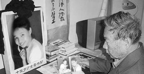 2005年，一场令人震惊的悲剧发生：清华教授13岁女儿因与公交售票员口角，