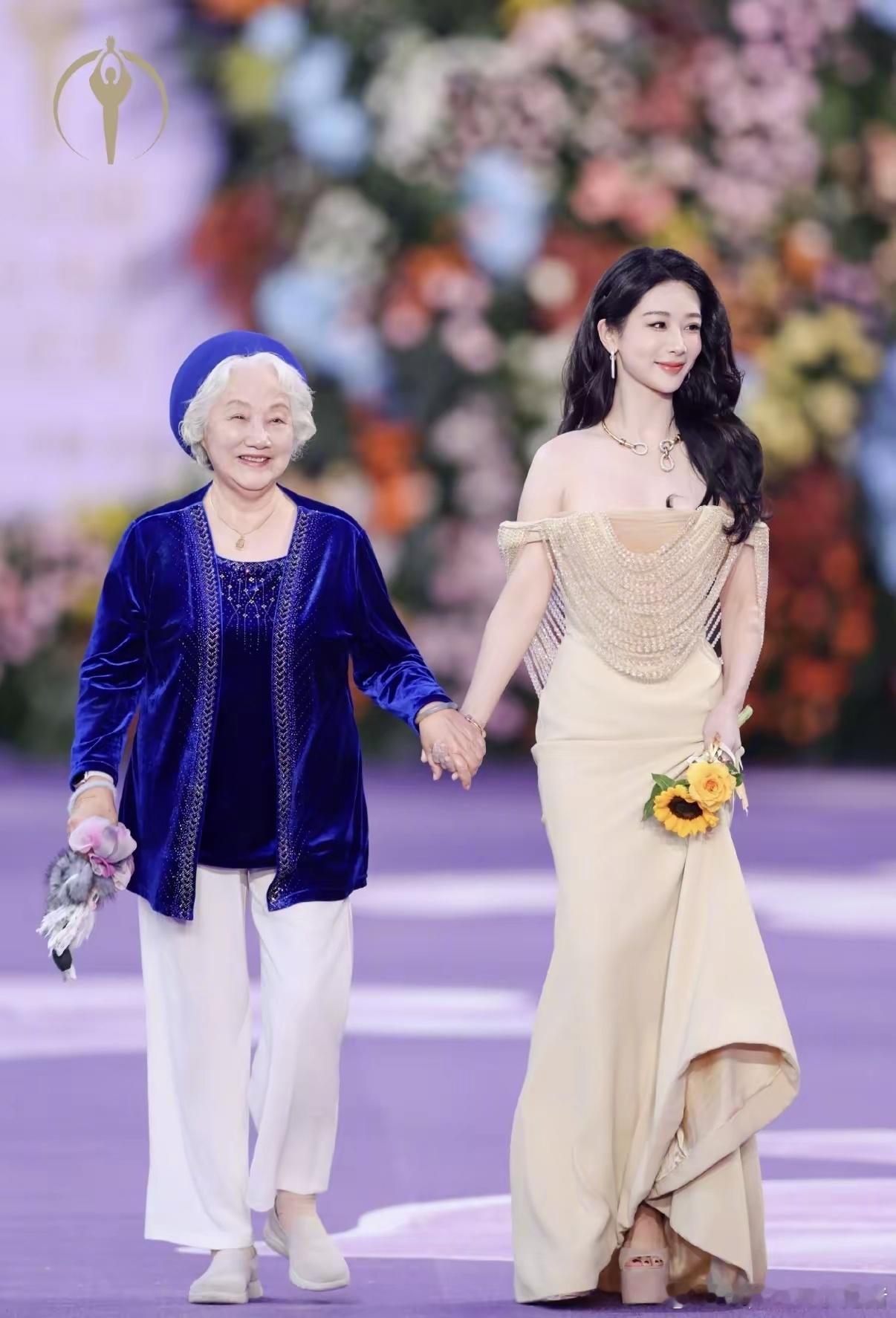 百花奖这一夜，杨紫杨幂同穿裸色长裙，一个明媚松弛一个精致优雅