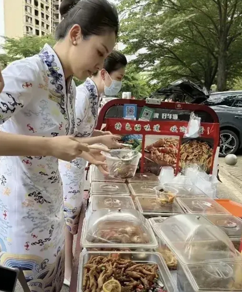 网友：没想到空姐也吃地摊呐！
