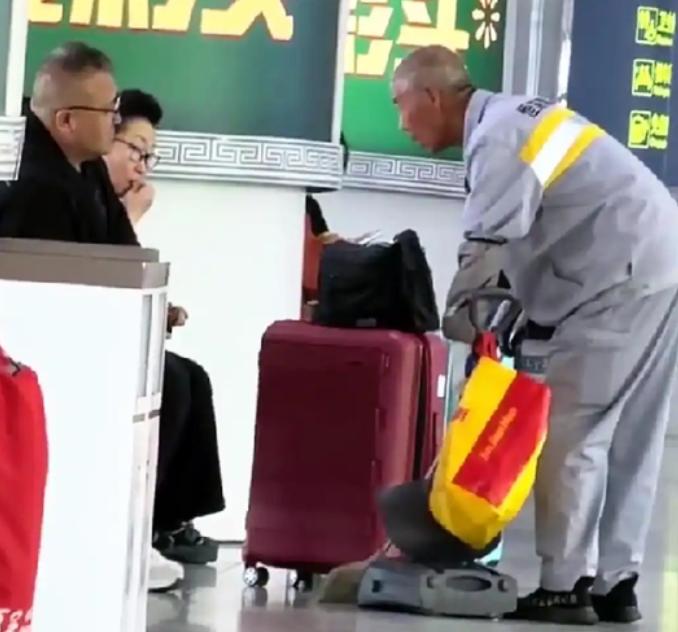 这一家三口彻底全网社死了！2026年5月8号，一段拍摄于呼和浩特高铁东站候车大厅