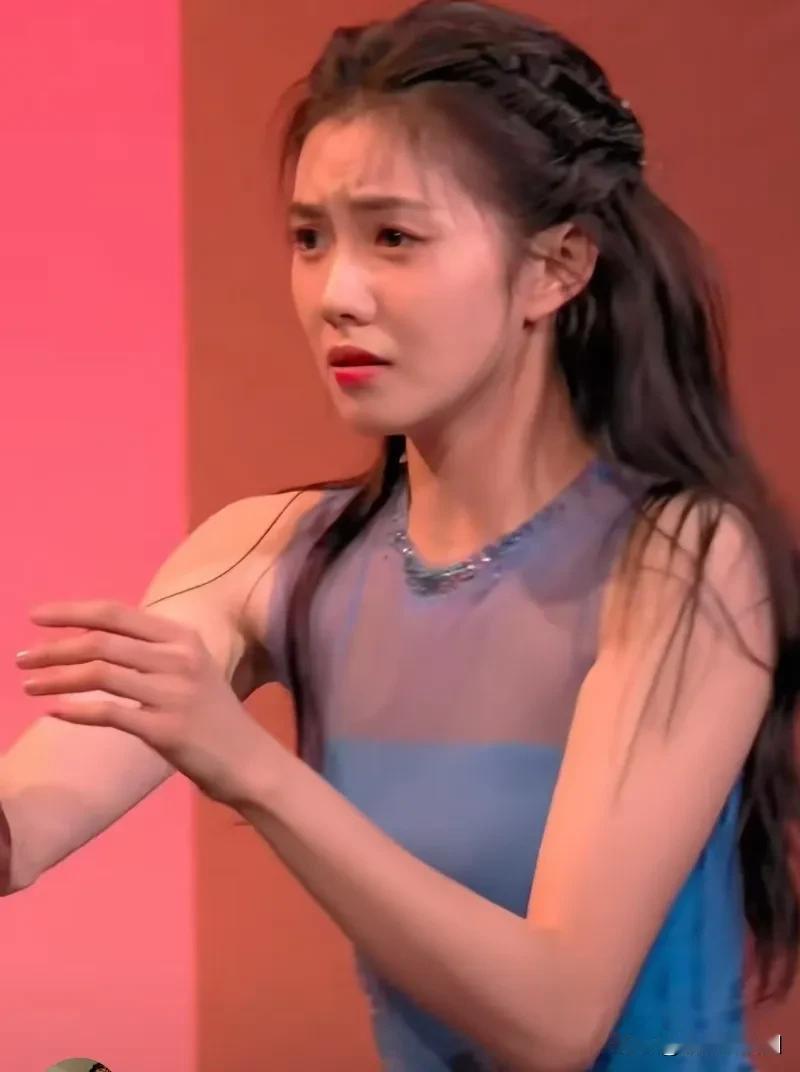 春晚刘浩存的舞蹈真心美丽动人，肢体语言厉害，能代入进去，其他的节目一眼过了，存子