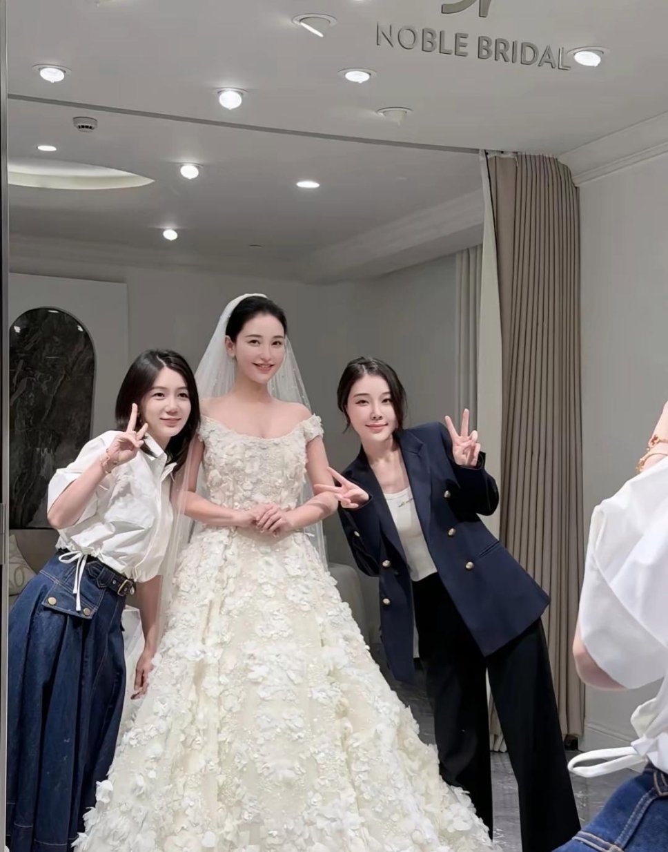 金莎穿婚纱的样子太美了