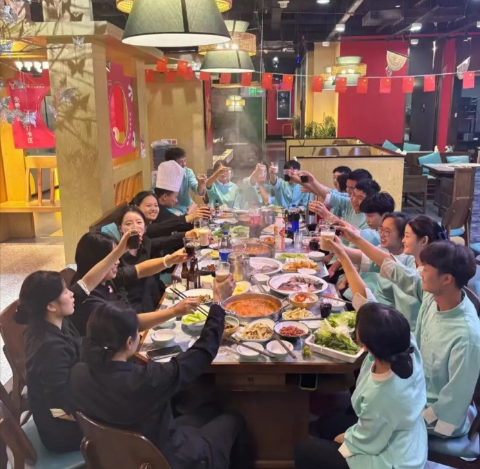 一个同事辞职了，说晚上请大家吃个饭，我们办公室20个人全去了。大家差不多点了80
