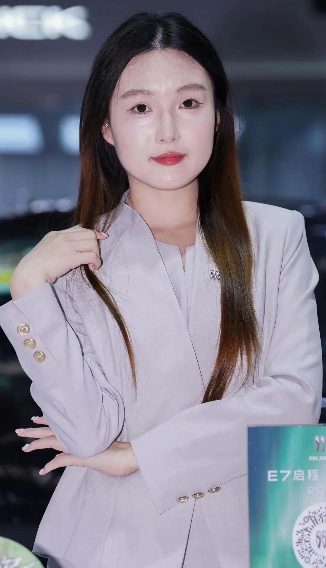 成熟稳重的美女你喜欢吗?分享女神美图西装写真推荐如何搭配才能穿出女性魅力?