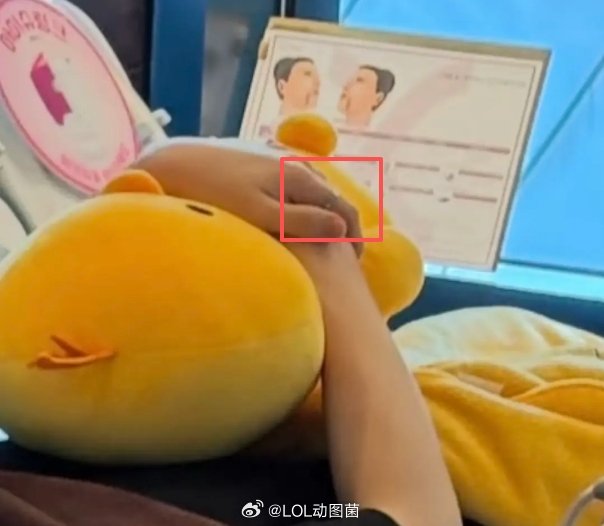 网友偶遇Rookie并晒图手上戒指印证此前无缝衔接新女友多次秀恩爱今日小红书