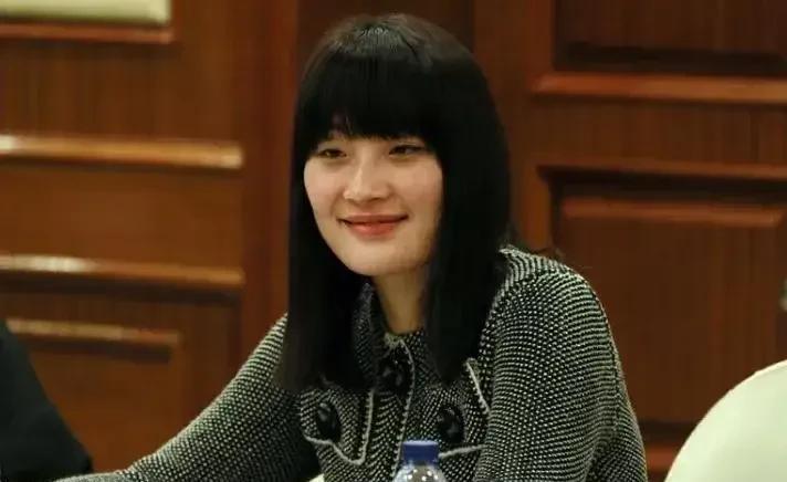 宗馥莉其实是最苦的一个人！小小年纪就出国留学，身边没有亲妈，只有那个三姨，至于