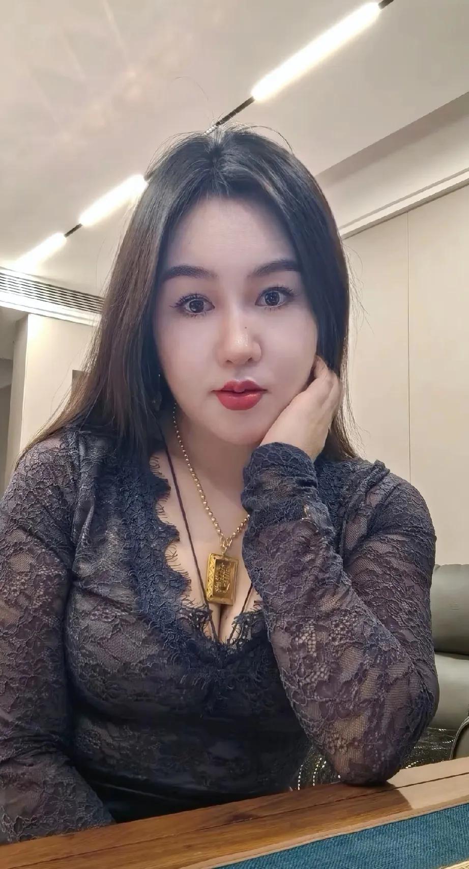 我从不羡慕漂亮的女人我只羡慕命好的女人哭了有人哄累了有人疼穷了有人转账