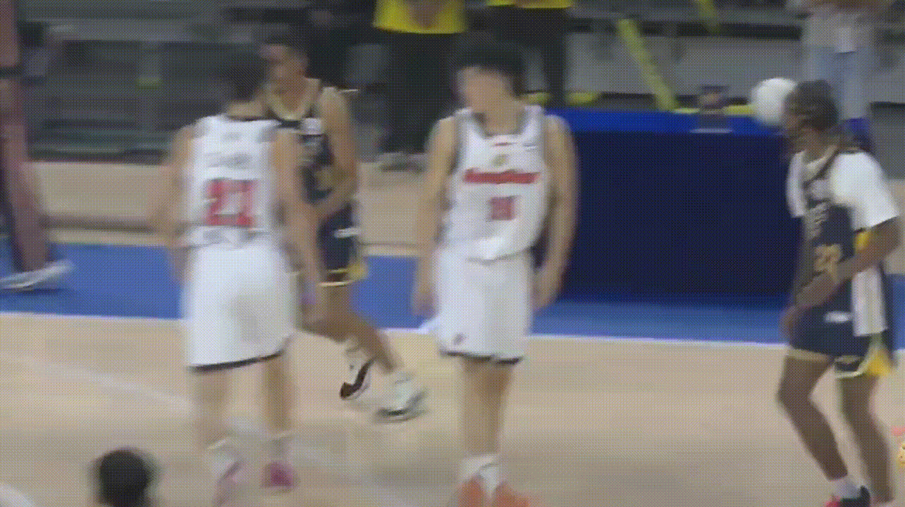 奎因这身体素质也不错，各种暴扣轻轻松松，马上杯赛就要来了，到时看看这位神秘锋线的